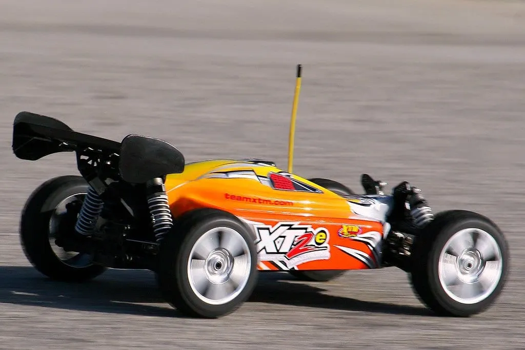 Радиоуправляемый внедорожник 4WD 1:16 с подсветкой